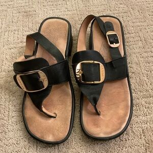 🖤🌟 Fly London Black Leather Toe Thong Sandals w Gold Buckles 1.5” Heels Sz 6.5